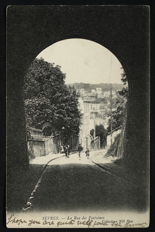 Carte postale ancienne La Rue des Fontaines à Sèvres