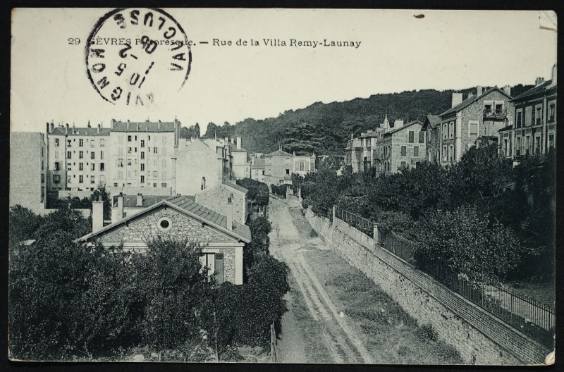 Carte postale ancienne Rue de la Villa Rémy-Launay à Sèvres