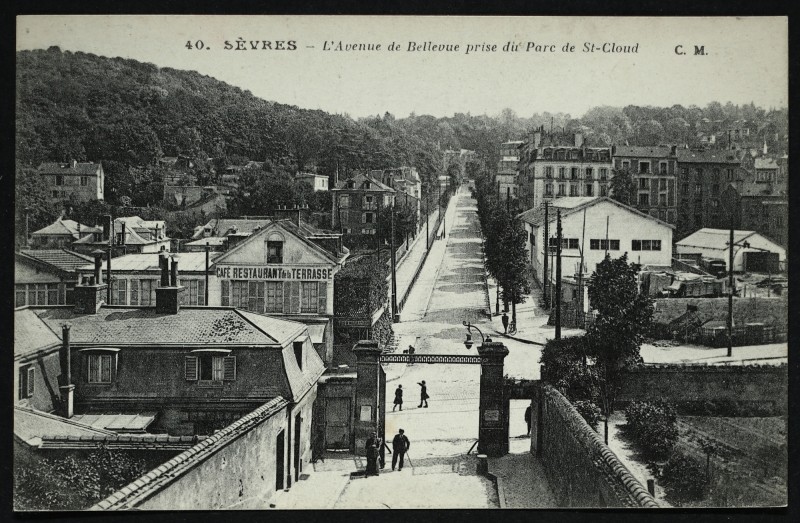 Carte postale ancienne L'Avenue de Bellevue prise du Parc de St-Cloud à Saint-Cloud