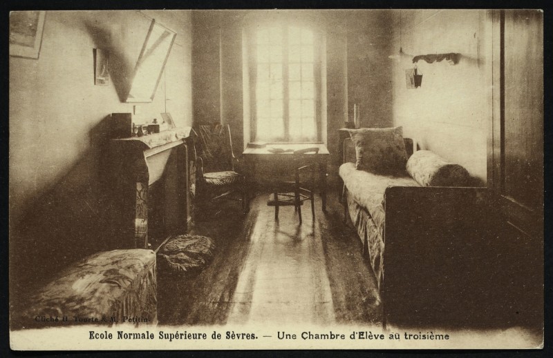 Carte postale ancienne Une Chambre d'élève au troisième à Sèvres
