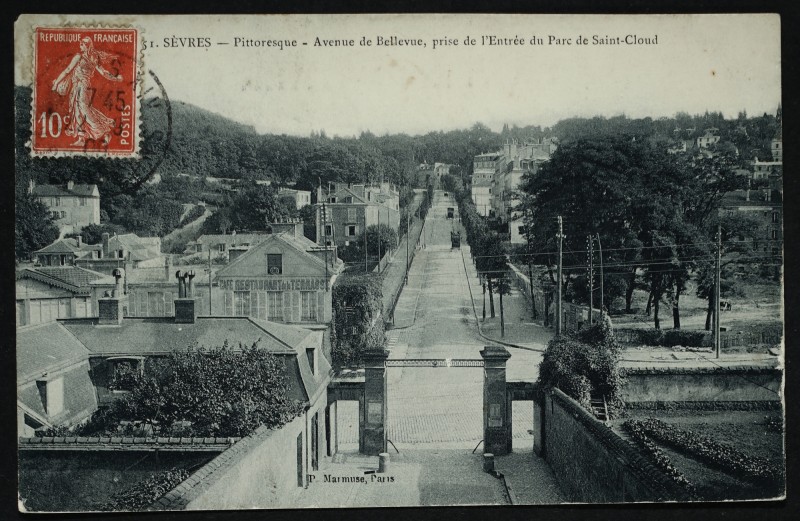 Carte postale ancienne L'Avenue de Bellevue prise du Parc de St-Cloud à Saint-Cloud
