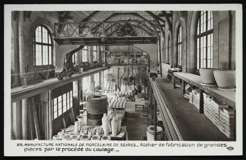 Carte postale ancienne Atelier de fabrication de grandes pièces par le procédé du coulage à Sèvres