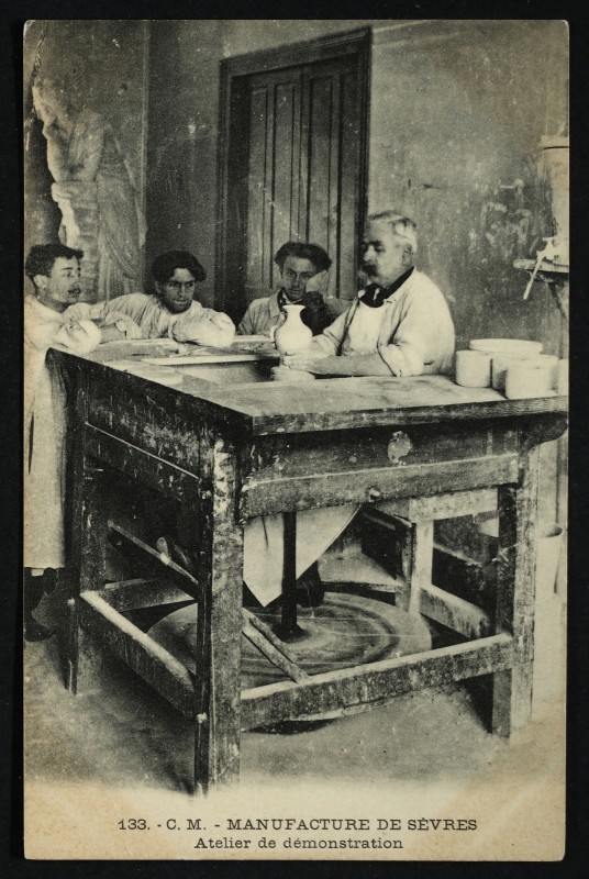 Carte postale ancienne Atelier de démonstration à Sèvres