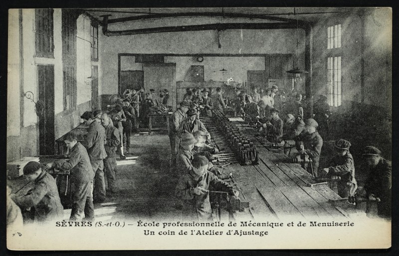 Carte postale ancienne Ecole professionnelle de Mécanique et de Menuiserie - Un coin de l'Atelier d'Ajustage à Sèvres