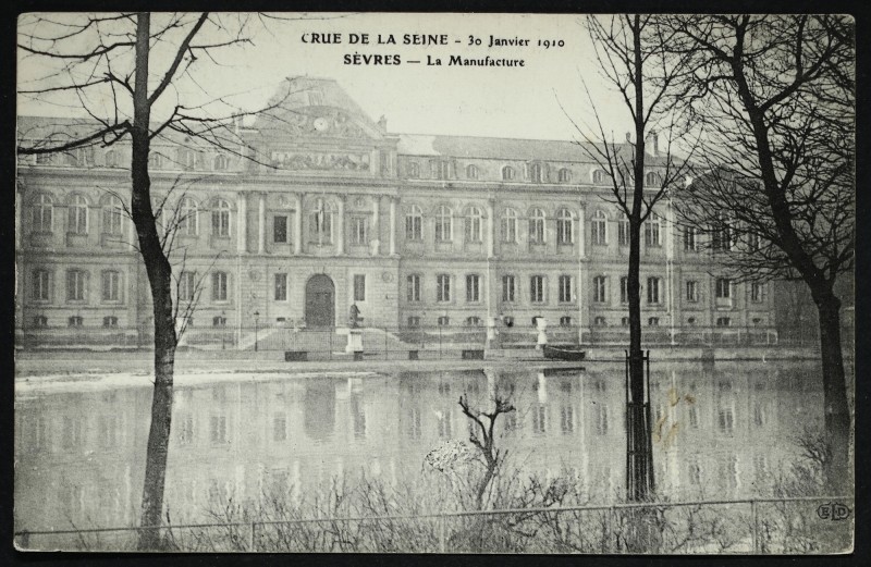 Carte postale ancienne Crue de la Seine - 30 Janvier 1910 - La Manufacture à Sèvres