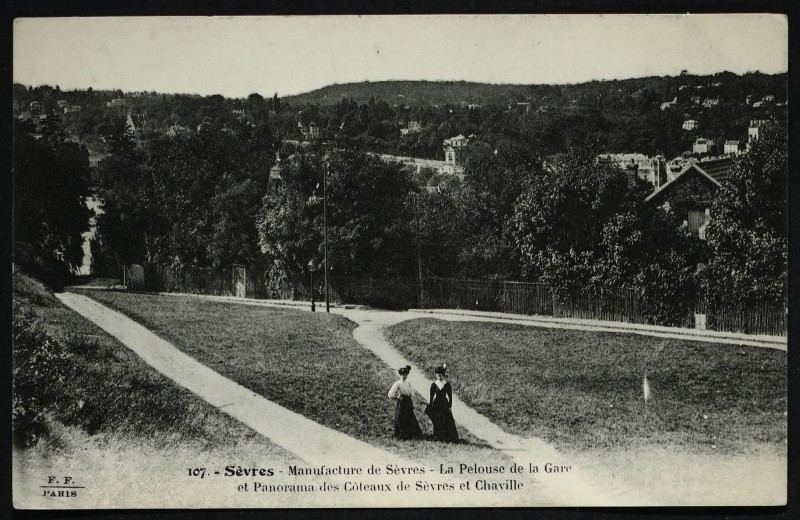 Carte postale ancienne Manufacture de Sèvres - La pelouse de la Gare et Panorama des Coteaux de Sèvres et Chaville à Sèvres