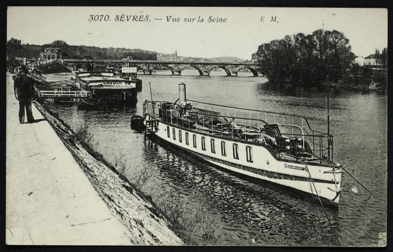 Carte postale ancienne Vue sur la Seine à Sèvres