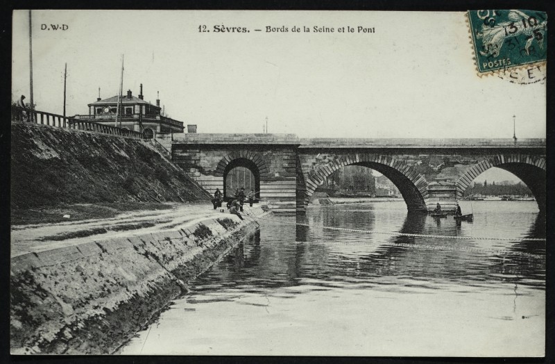 Carte postale ancienne Bords de la Seine et le Pont à Sèvres