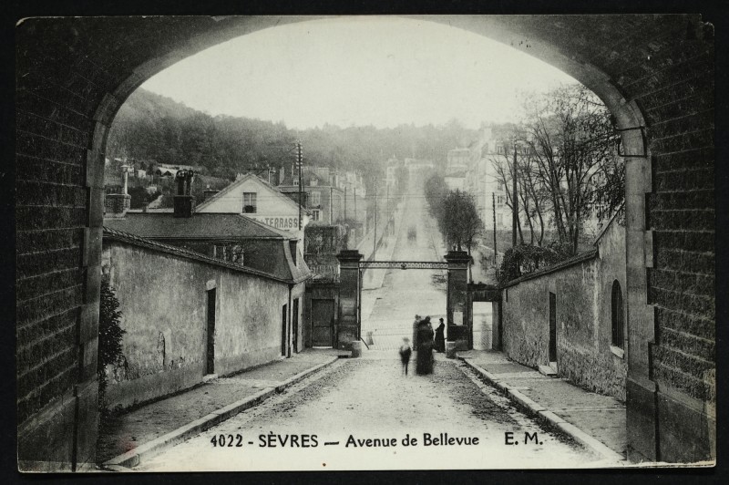 Carte postale ancienne L'Avenue de Bellevue prise du Parc de St-Cloud à Saint-Cloud