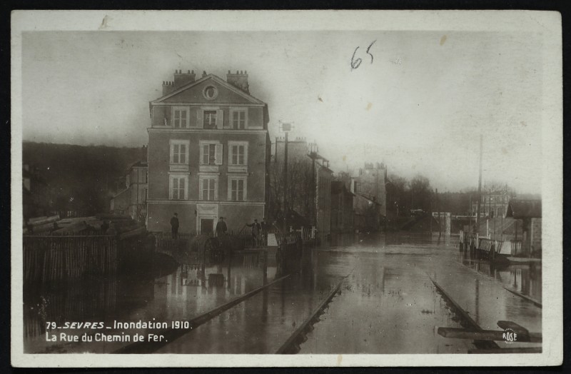 Carte postale ancienne La Rue du Chemin de Fer à Sèvres
