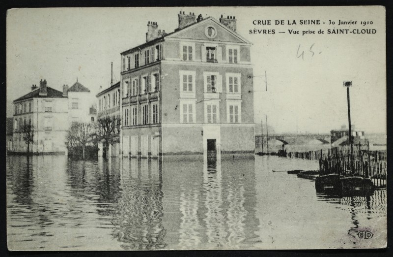 Carte postale ancienne Crue de la Seine - 30 Janvier 1910 - Vue prise de Saint-Cloud à Sèvres