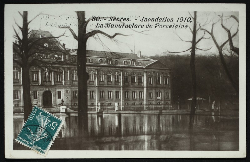 Carte postale ancienne La Manufacture de Porcelaine à Sèvres