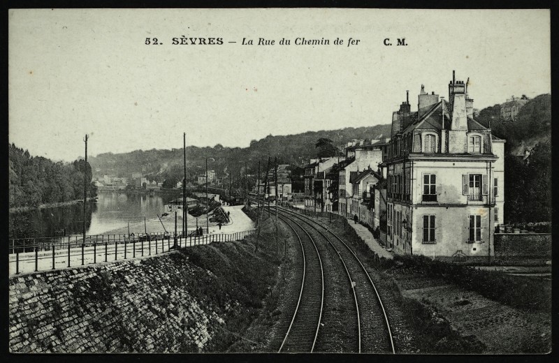 Carte postale ancienne La Rue du Chemin de fer à Sèvres