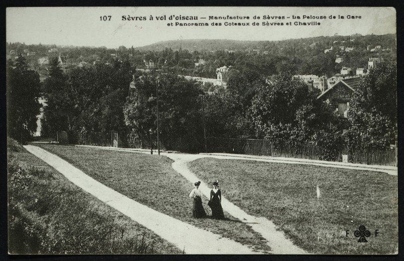 Carte postale ancienne Manufacture de Sèvres - La Pelouse de la Gare et Panorama des Coteaux de Sèvres et Chaville à Sèvres