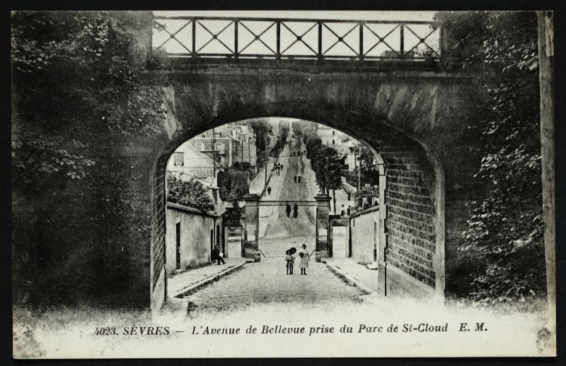 Carte postale ancienne L'Avenue de Bellevue prise du Parc de St-Cloud à Saint-Cloud