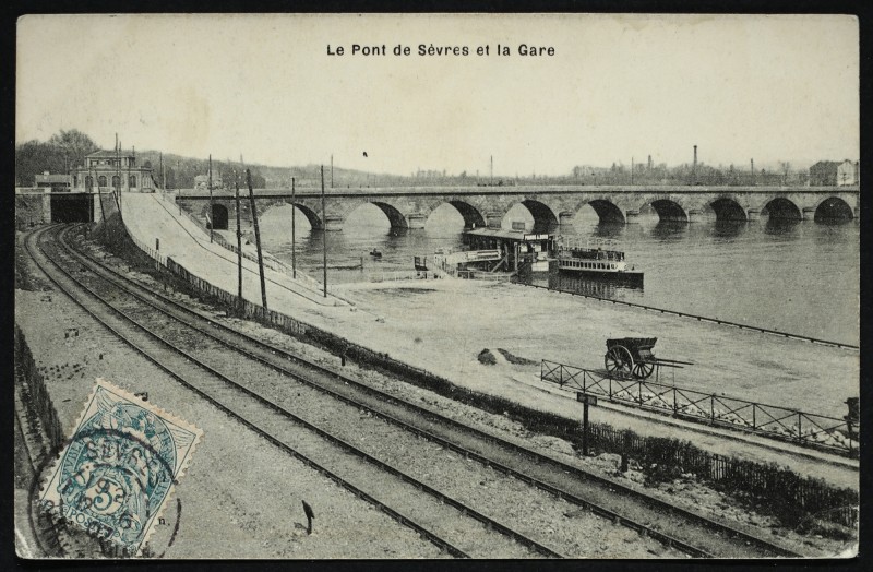 Carte postale ancienne Le Pont de Sèvres et la Gare à Sèvres