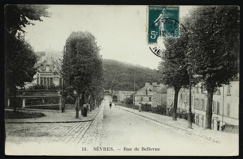 Carte postale ancienne Rue de Bellevue à Sèvres