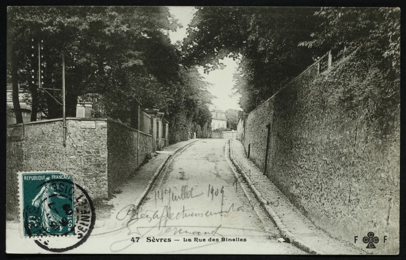 Carte postale ancienne La Rue des Binelles à Sèvres