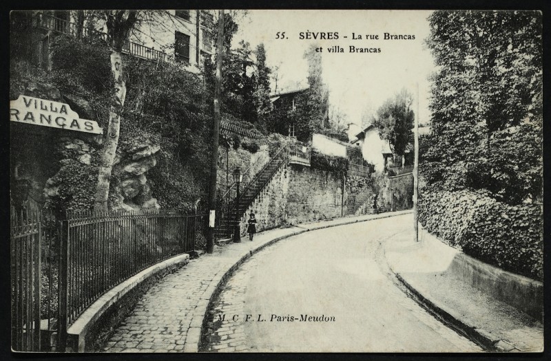 Carte postale ancienne La Rue Brancas et villa Brancas à Sèvres