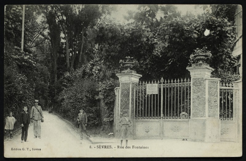 Carte postale ancienne Rue des Fontaines  à Sèvres