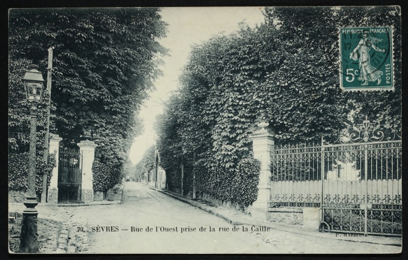 Carte postale ancienne Rue de l'Ouest prise de la rue de la Caille à Sèvres
