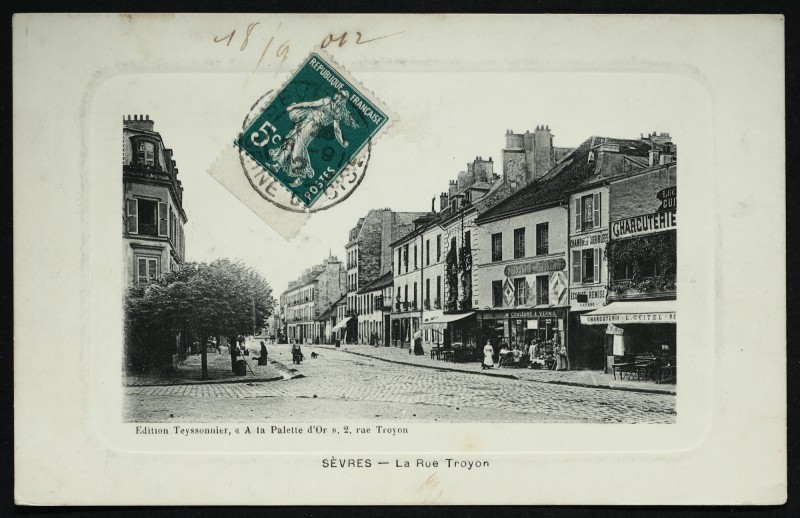 Carte postale ancienne La Rue Troyon à Sèvres