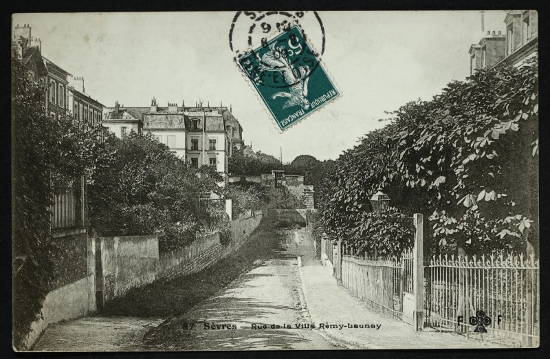 Carte postale ancienne Rue de la Villa Rémy-Launay à Sèvres