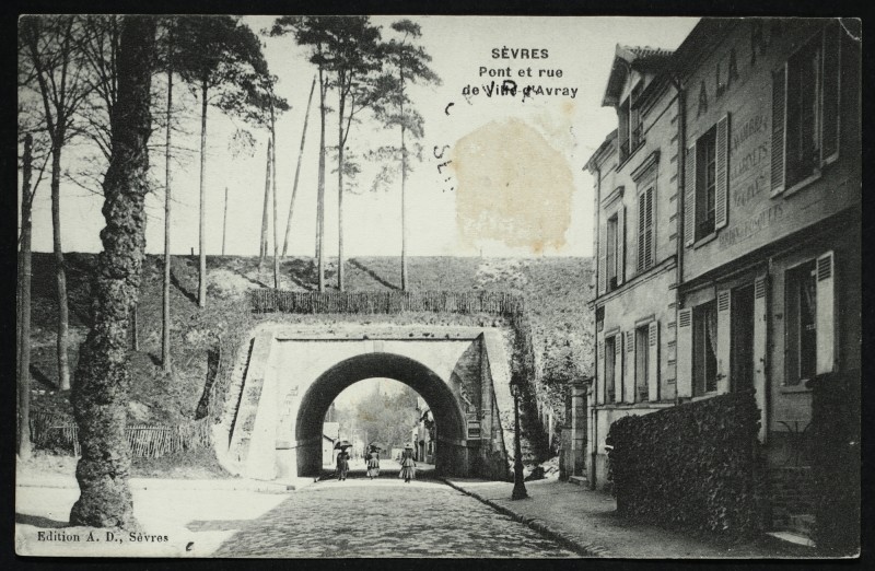 Carte postale ancienne Pont et rue de Ville-d'Avray à Sèvres