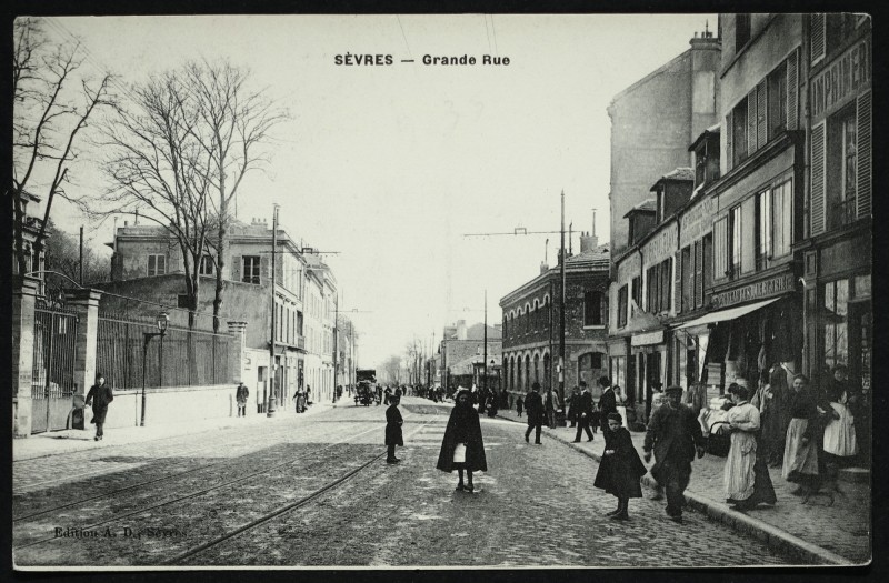 Carte postale ancienne Grande Rue à Sèvres
