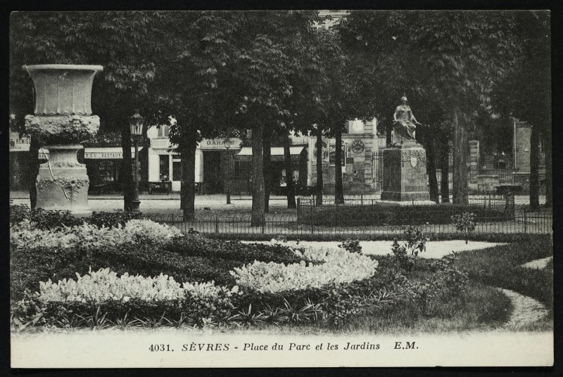 Carte postale ancienne Place du Parc et les Jardins à Sèvres