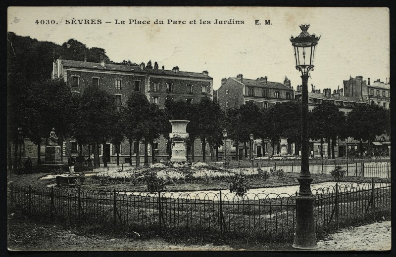 Carte postale ancienne La Place du Parc et les Jardins à Sèvres