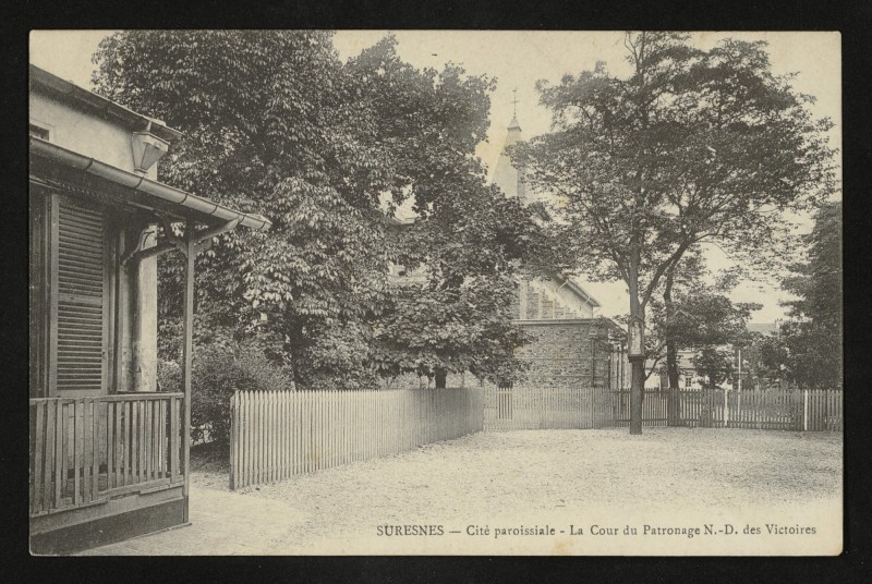 Carte postale ancienne Cité paroissiale - La Cour du Patronage N. - D. des Victoires à Suresnes