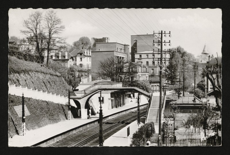 Carte postale ancienne La Gare et les Groupes scolaires à Suresnes