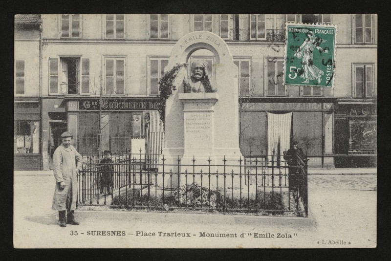 Carte postale ancienne Place Trarieux - Monument d'Emile Zola à Suresnes