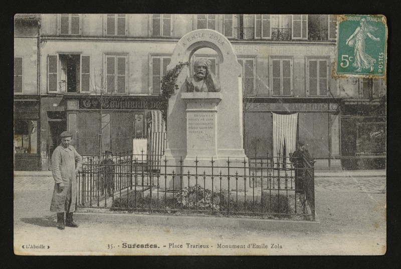 Carte postale ancienne Place Trarieux - Monument d'Emile Zola à Suresnes