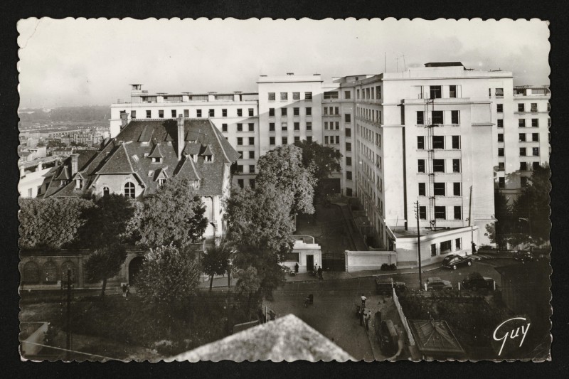 Carte postale ancienne Vue d'ensemble de l'hôpital Foch (rue Worth) à Suresnes