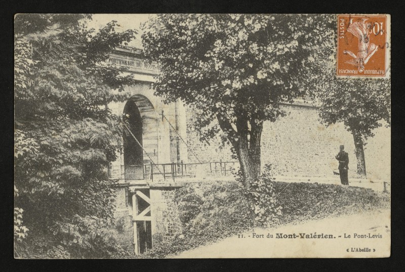 Carte postale ancienne Fort du  Mont-Valérien. - Le Pont-Levis à Suresnes