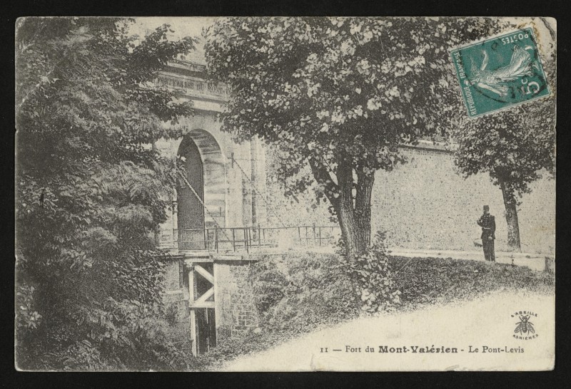 Carte postale ancienne Fort du  Mont-Valérien. - Le Pont-Levis à Suresnes