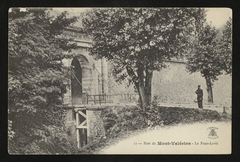 Carte postale ancienne Fort du  Mont-Valérien. - Le Pont-Levis à Suresnes