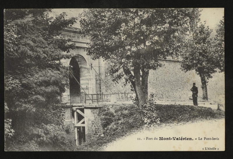Carte postale ancienne Fort du  Mont-Valérien. - Le Pont-Levis à Suresnes