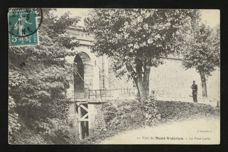 Carte postale ancienne Fort du  Mont-Valérien. - Le Pont-Levis à Suresnes