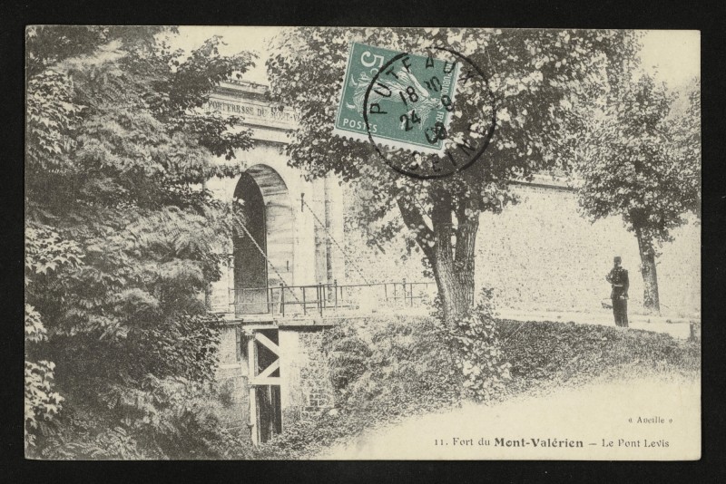 Carte postale ancienne Fort du  Mont-Valérien - Le Pont-Levis à Suresnes