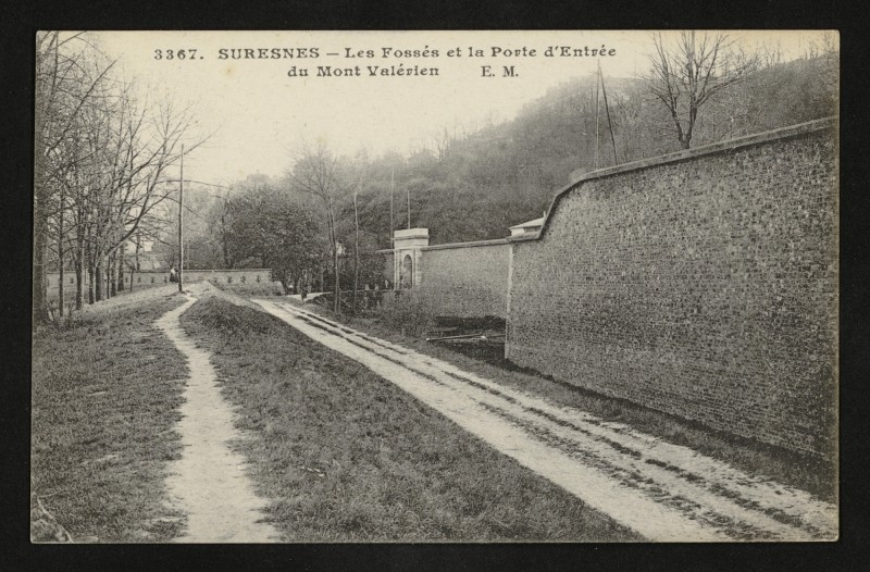 Carte postale ancienne Les Fossés et la Porte d'Entrée du Mont-Valérien à Suresnes