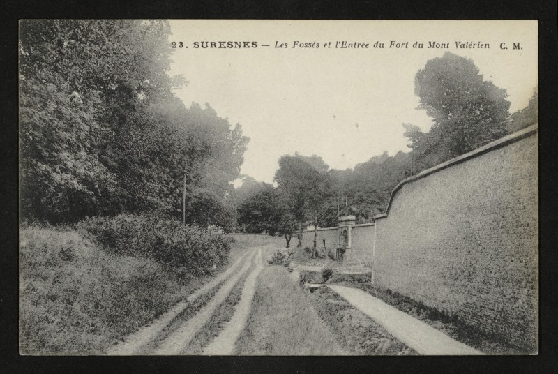 Carte postale ancienne Les Fossés et la Porte d'Entrée du Mont-Valérien à Suresnes