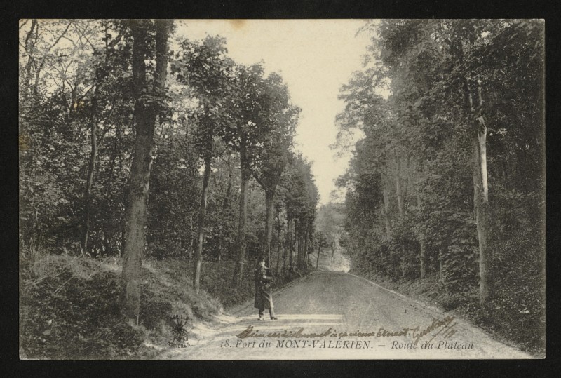 Carte postale ancienne Fort du Mont-Valérien. - Route du Plateau à Suresnes