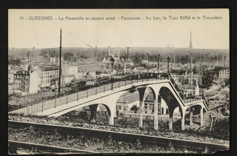 Carte postale ancienne La Passerelle en ciment armé - Panorama - Au loin, la Tour Eiffel et le Trocadéro à Suresnes