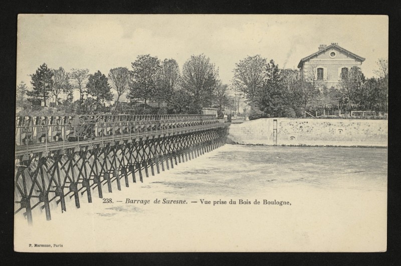 Carte postale ancienne Barrage de Suresnes - Vue prise du Bois de Boulogne à Suresnes
