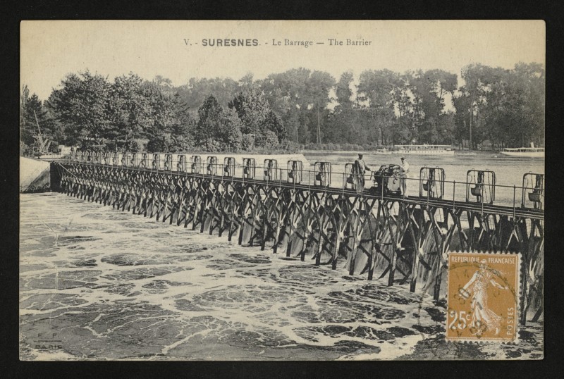 Carte postale ancienne Le Barrage - The Barrier à Suresnes