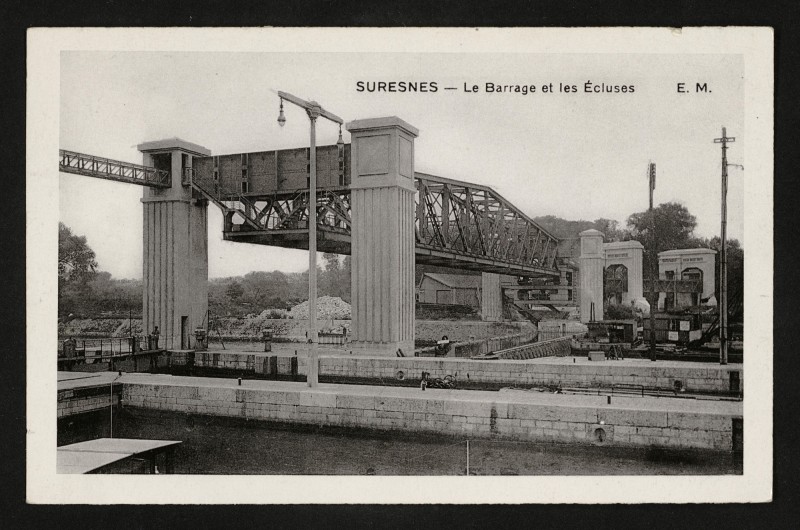 Carte postale ancienne Le Barrage et les Ecluses à Suresnes