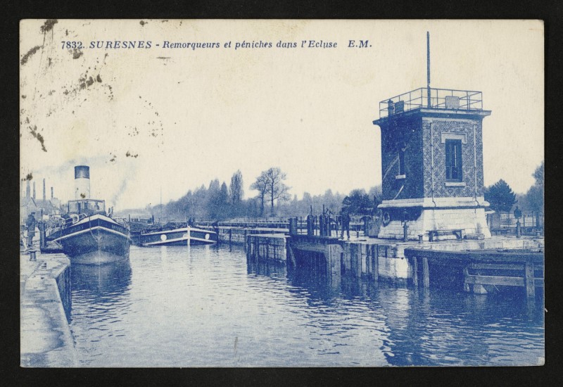 Carte postale ancienne Remorqueurs et péniches dans l'Ecluse à Suresnes